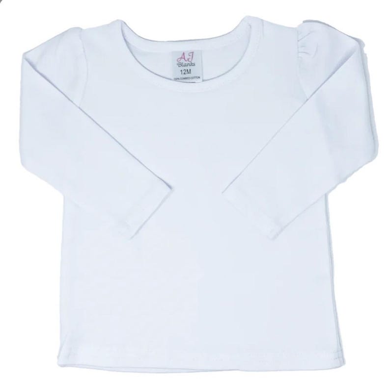 Puede incluir: Camiseta blanca de manga larga con cuello redondo y hombros abullonados. La camiseta tiene una peque&ntilde;a etiqueta con el texto "AJ Blanks 12M" en la parte delantera.