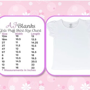 Op de afbeelding: Een wit meisjes puff shirt met korte, geplooide mouwen. Naast het shirt staat een maattabel van AJ Blanks, met maten van 12 maanden tot 14, met breedte- en lengtematen in inches.