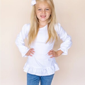 K&ouml;nnte beinhalten: Ein wei&szlig;es Langarmshirt mit R&uuml;schen am Saum und Puff&auml;rmeln. Das Shirt ist aus einem weichen, dehnbaren Stoff und perfekt zum Schichten.
