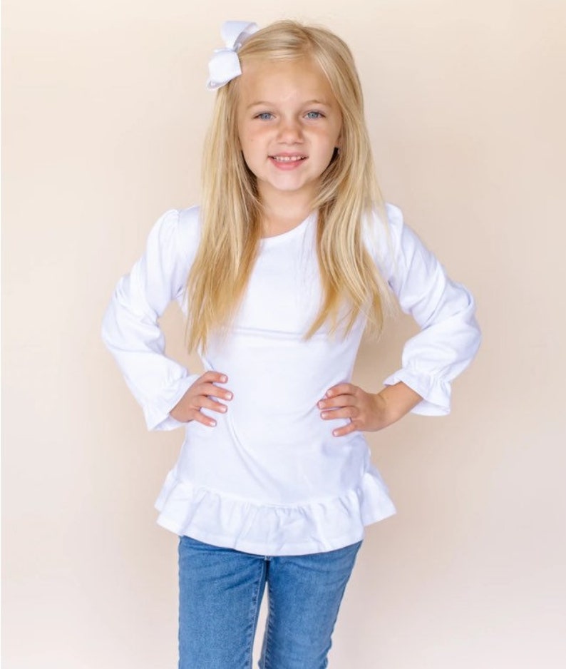 K&ouml;nnte beinhalten: Ein wei&szlig;es Langarmshirt mit R&uuml;schen am Saum und Puff&auml;rmeln. Das Shirt ist aus einem weichen, dehnbaren Stoff und perfekt zum Schichten.