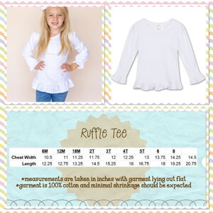 Op de afbeelding: Een witte ruffle tee met lange mouwen. De shirt heeft een ronde halslijn en ruches aan de manchetten en zoom. De afbeelding bevat een maattabel met afmetingen in cm voor borstbreedte en lengte.