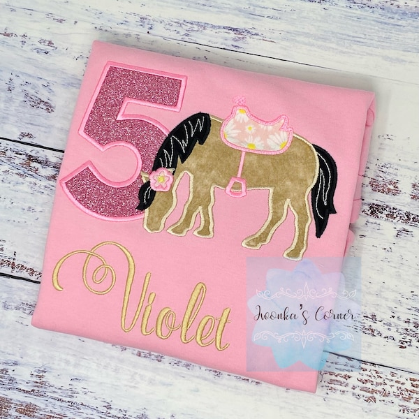 Camiseta de niña para el 5.º cumpleaños con caballo Dun, camiseta de cumpleaños con poni y silla de montar, camiseta bordada con caballo para el 4.º, 6.º y 7.º cumpleaños, para cualquier edad