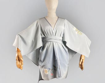 Handmålad kimonojacka i siden: Ljusblå blommig kapärm, återvunnet japanskt tyg