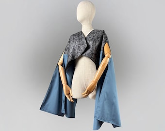 Jedwabny bolerko-peleryna: srebrno-niebieski, poddany recyklingowi, vintage'owy jedwab Oshima Tsumugi