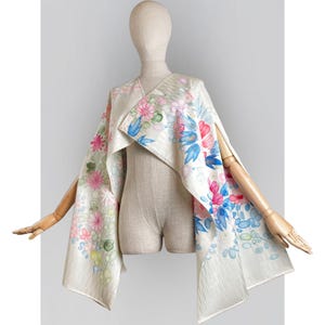 Capa de seda floral pintada à mão: bolero quimono reciclado