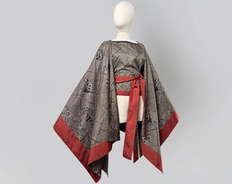 Completo composto da mantello e kimono in seta con motivi geometrici. Tessuto vintage Oshima Tsumugi, tessuto artigianalmente.