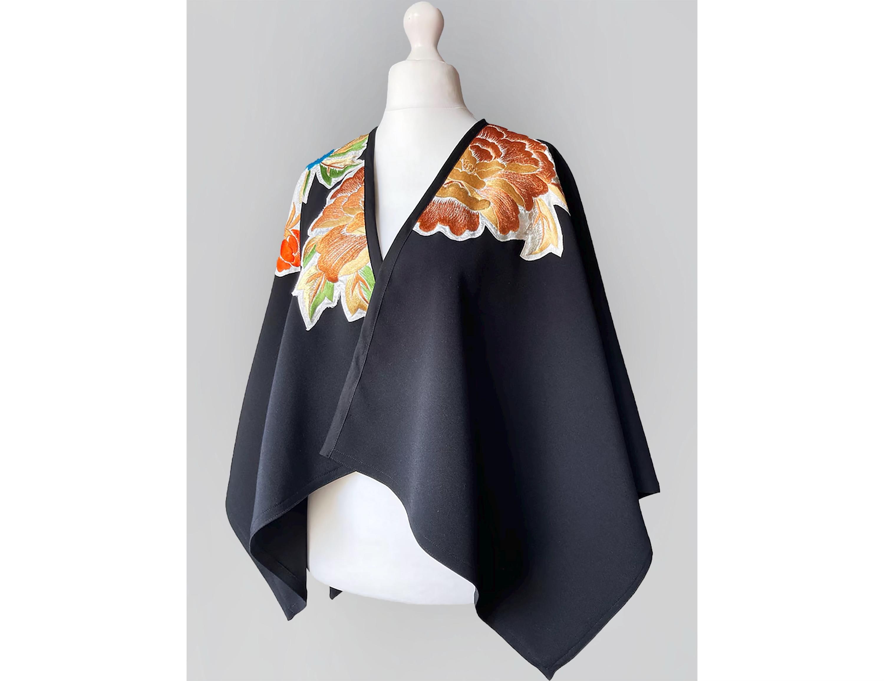 信頼への信頼 Embroidered Cropped Floral Hand Large Cape. Opera Caplet. Clothing