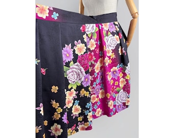 Falda cruzada de seda floral: Kimono vintage reciclado, magenta y negro, talla M-L