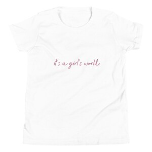 Es una camiseta de manga corta de la Juventud Mundial de una Niña
