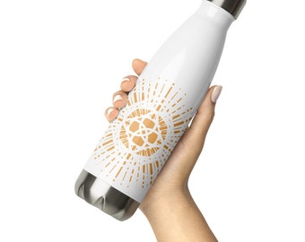Pode incluir: Garrafa de água de aço inoxidável branca com um design de mandala dourado.