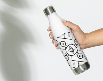 Pode incluir: Garrafa de água de aço inoxidável branca com um design geométrico em preto e branco. O design apresenta uma estrela, círculos e linhas.