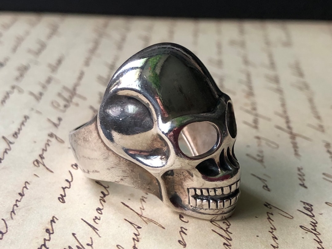 Anillo grande vintage de THOMAS SABO con calavera clásica de