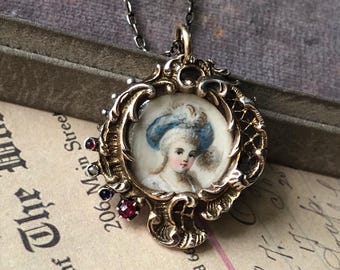 Ornement ancien austro-hongrois Art Nouveau en argent doré poinçonné, grenat, saphir, rubis, perle, porcelaine, pendentif en verre représentant une jeune fille, datant des années 1890-1910.