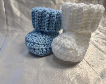 Botitas de bebé tejidas a crochet: suaves y neutras para recién nacidos.
