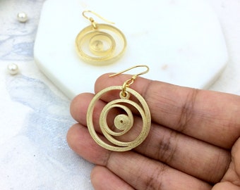 Boucles d'oreilles Gold Paper Quilling, cadeau du 30e anniversaire pour elle, boucles d'oreilles en spirale Circle, bijoux Quilled, cadeau du 1er anniversaire pour petite amie