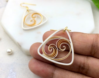 Papier Quill Ohrringe, 21. Geburtstag Geschenk für sie, Quilling Schmuck, Weiß & Gold Dreieck Ohrringe, Braut Geschenk von Brautjungfer