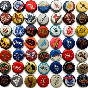 Könnte beinhalten: Eine Sammlung von vierundsechzig verschiedenen Metall-Kronkorken, angeordnet in einem acht mal acht Raster. Die Kronkorken zeigen verschiedene bunte Logos, Markennamen und grafische Illustrationen, darunter Biermarken und saisonale Symbole.