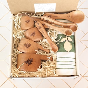 Baking box, Bee gifts, Bee hive, Measuring cups, Wood measuring spoons, Gift set for mom, Baking gifts,