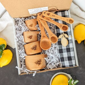 Baking box, Bee gifts, Bee hive, Measuring cups, Wood measuring spoons, Gift set for mom, Baking gifts,