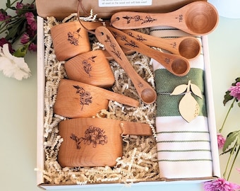 Hummingbird Baking Gift Set: Engraved Measuring Cups & Spoons, Kitchen dishtowel