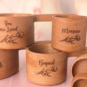 Caja de regalo personalizada para mamá con tazas y cucharas medidoras de parte de su hija, regalo para hornear y cocinar. imagen 3