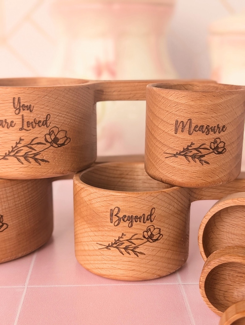 Caja de regalo personalizada para mamá con tazas y cucharas medidoras de parte de su hija, regalo para hornear y cocinar. imagen 3