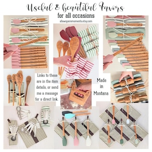 Pu&ograve; includere: Una collezione di utensili da cucina personalizzati che include spatole in silicone con manici in legno, cucchiai di legno, mattarelli e misurini, spesso legati con panni in tessuto a righe. Il testo include Useful & Beautiful Favors for all occasions, afewsparemoments.etsy.com e Made in Montana.