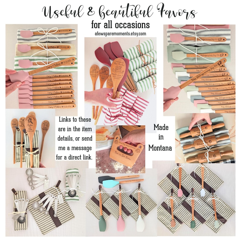 Pu&ograve; includere: Una collezione di utensili da cucina personalizzati che include spatole in silicone con manici in legno, cucchiai di legno, mattarelli e misurini, spesso legati con panni in tessuto a righe. Il testo include Useful & Beautiful Favors for all occasions, afewsparemoments.etsy.com e Made in Montana.