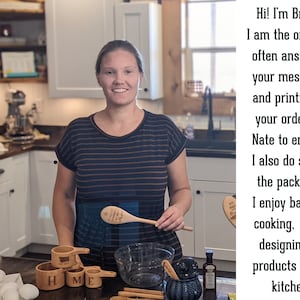 Puede incluir: Una mujer en una cocina sostiene una cuchara de madera con texto grabado. Tazas medidoras, un cuenco y otros utensilios de cocina est&aacute;n sobre la encimera. El texto de la cuchara es parcialmente visible. La imagen incluye texto que dice "Hi! I'm Brittni!" y describe los productos.