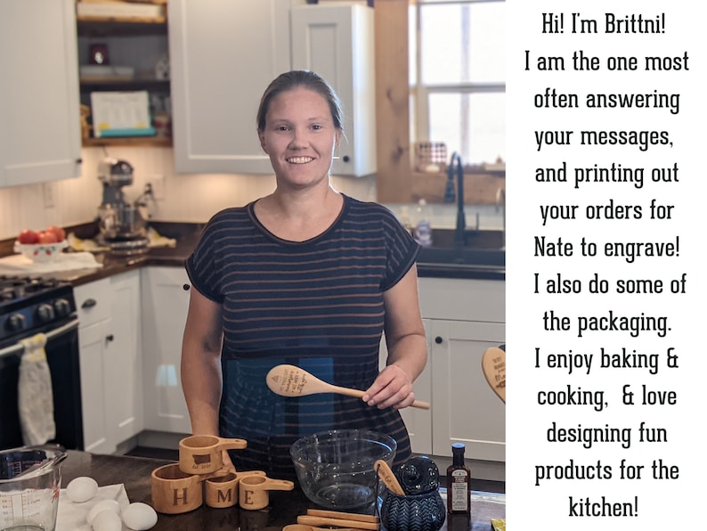 Puede incluir: Una mujer en una cocina sostiene una cuchara de madera con texto grabado. Tazas medidoras, un cuenco y otros utensilios de cocina est&aacute;n sobre la encimera. El texto de la cuchara es parcialmente visible. La imagen incluye texto que dice "Hi! I'm Brittni!" y describe los productos.