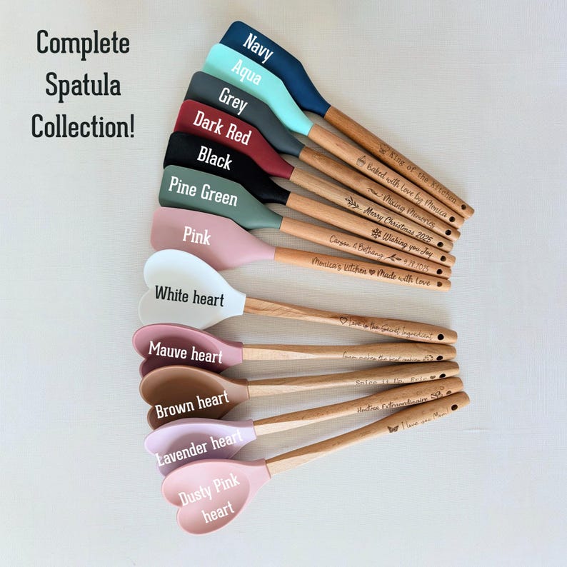Puede incluir: Colecci&oacute;n de esp&aacute;tulas en varios colores, incluyendo azul marino, aguamarina, gris, rojo oscuro, negro, verde pino, rosa, blanco, malva, marr&oacute;n, lavanda y rosa empolvado. Cada esp&aacute;tula tiene un mango de madera y una cabeza de silicona.