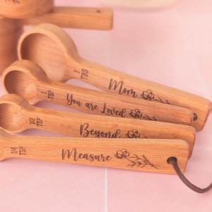 Caja de regalo personalizada para mamá con tazas y cucharas medidoras de parte de su hija, regalo para hornear y cocinar. imagen 4