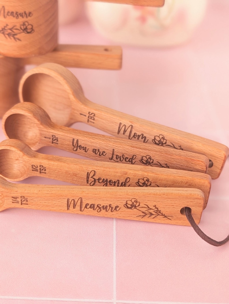 Caja de regalo personalizada para mamá con tazas y cucharas medidoras de parte de su hija, regalo para hornear y cocinar. imagen 4