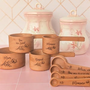 Caja de regalo personalizada para mamá con tazas y cucharas medidoras de parte de su hija, regalo para hornear y cocinar. imagen 6