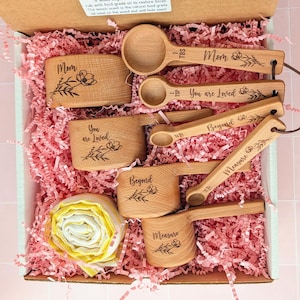 Caja de regalo personalizada para mamá con tazas y cucharas medidoras de parte de su hija, regalo para hornear y cocinar. imagen 1