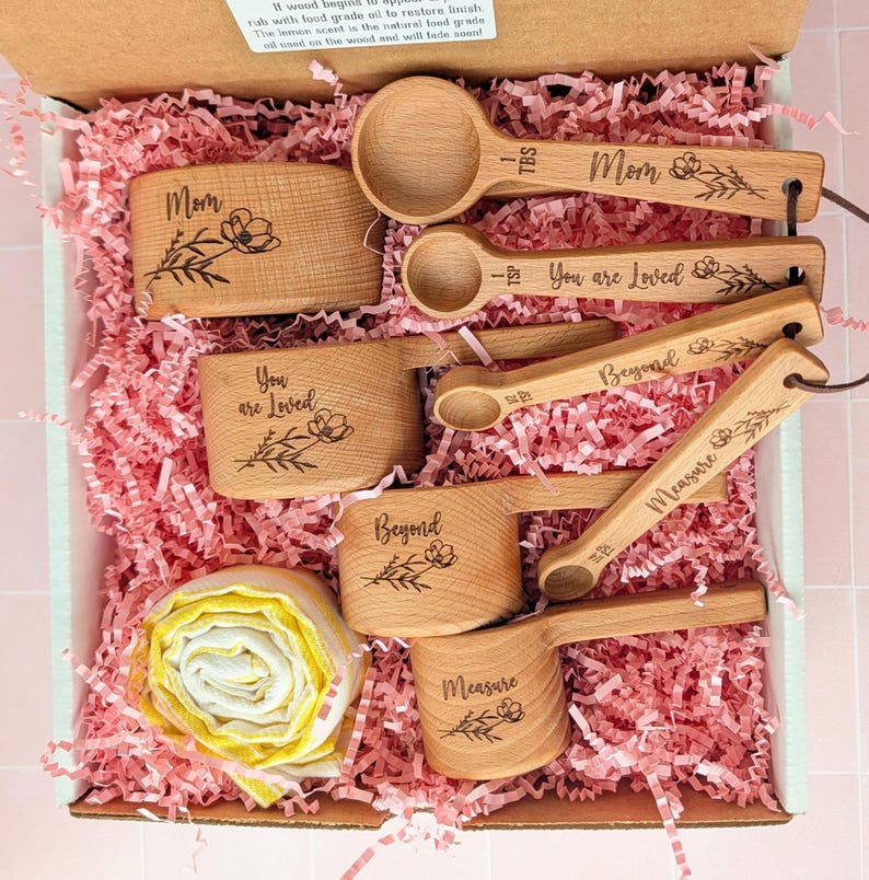 Caja de regalo personalizada para mamá con tazas y cucharas medidoras de parte de su hija, regalo para hornear y cocinar. imagen 1