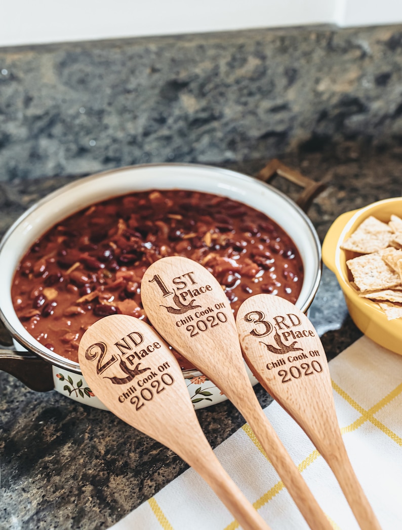 Peut inclure: Trois cuill&egrave;res en bois avec du texte grav&eacute;, "1st Place Chili Cook Off 2020", "2nd Place Chili Cook Off 2020", et "3rd Place Chili Cook Off 2020".