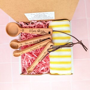 Caja de regalo personalizada para mamá con tazas y cucharas medidoras de parte de su hija, regalo para hornear y cocinar. imagen 19