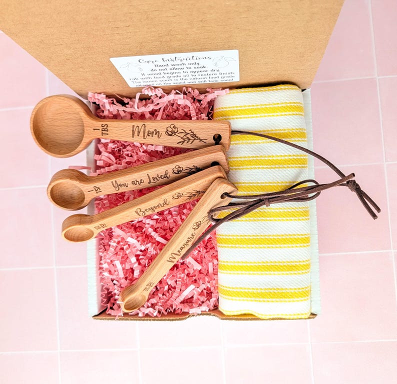 Caja de regalo personalizada para mamá con tazas y cucharas medidoras de parte de su hija, regalo para hornear y cocinar. imagen 19