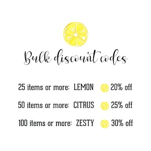 Pu&ograve; includere: Un grafico con una fetta di limone ad acquerello giallo e il testo Bulk discount codes. Elenca tre livelli: 25 items or more: LEMON 20% off, 50 items or more: CITRUS 25% off e 100 items or more: ZESTY 30% off, ciascuno con un'icona di limone.