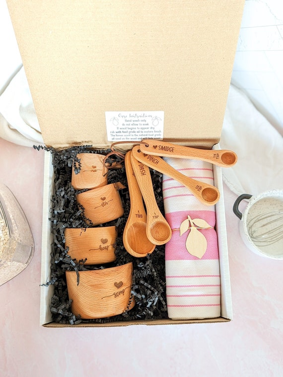 Panier cadeau de pendaison de crémaillère, coffret cadeau pour la maison  neuve, tasses à mesurer en bois, cuillères à mesurer, cadeaux de  pâtisserie, cadeau de cuisine pour femme, -  France