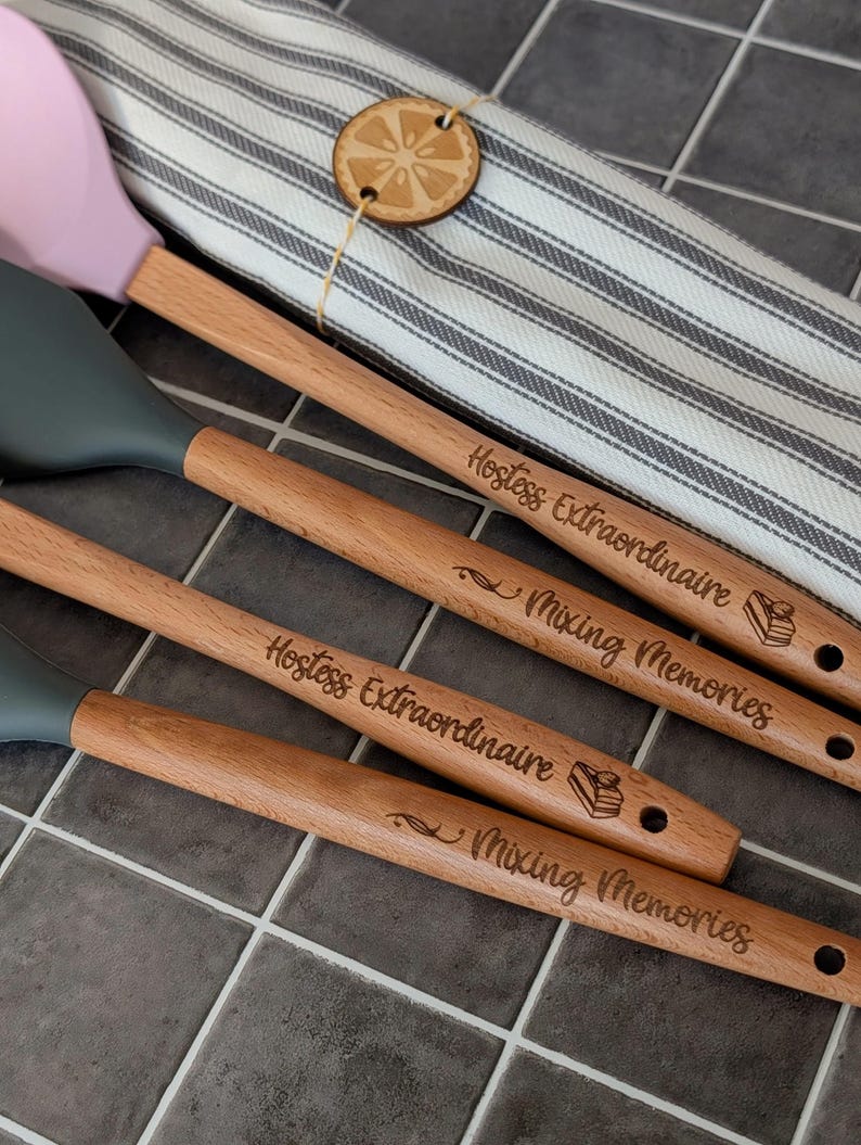 Espátula grabada: regalo de cumpleaños para panaderos, regalo único para anfitrionas, imagen 17