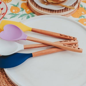 Silicone spatula with beechwood handle. 12 colors available in normal flat shape. 2 colors available in heart shape. Your custom text is engraved on the wooden handle. If you choose you can receive the spatula wrapped in a dish towel.