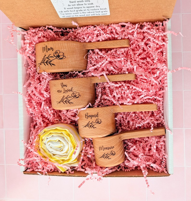 Caja de regalo personalizada para mamá con tazas y cucharas medidoras de parte de su hija, regalo para hornear y cocinar. imagen 18