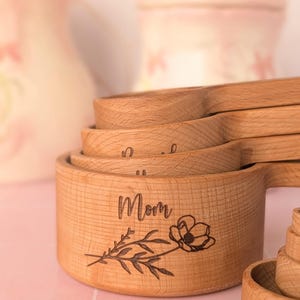 Caja de regalo personalizada para mamá con tazas y cucharas medidoras de parte de su hija, regalo para hornear y cocinar. imagen 9