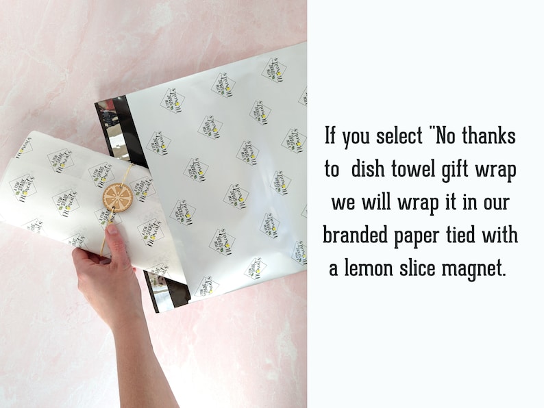 Puede incluir: Papel de regalo blanco estampado con un correo negro y plateado. Un im&aacute;n de rodaja de lim&oacute;n est&aacute; atado al papel. El texto dice: "Si selecciona 'No gracias al envoltorio de regalo de pa&ntilde;o de cocina, lo envolveremos en nuestro papel de marca atado con un im&aacute;n de rodaja de lim&oacute;n.'"