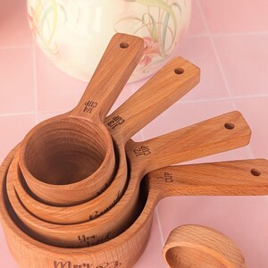 Caja de regalo personalizada para mamá con tazas y cucharas medidoras de parte de su hija, regalo para hornear y cocinar. imagen 5