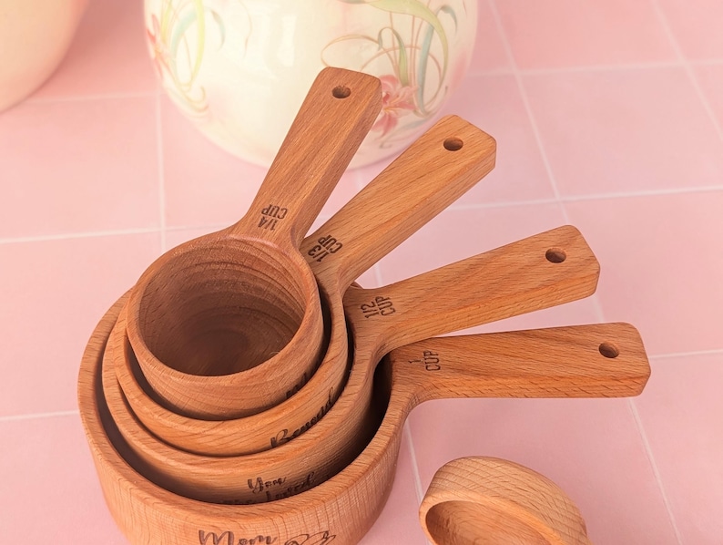 Caja de regalo personalizada para mamá con tazas y cucharas medidoras de parte de su hija, regalo para hornear y cocinar. imagen 5