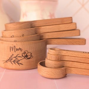 Caja de regalo personalizada para mamá con tazas y cucharas medidoras de parte de su hija, regalo para hornear y cocinar. imagen 8