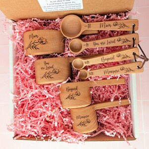 Caja de regalo personalizada para mamá con tazas y cucharas medidoras de parte de su hija, regalo para hornear y cocinar. imagen 17